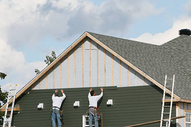 Professional Siding Contractor technician working in Charlotte, TX